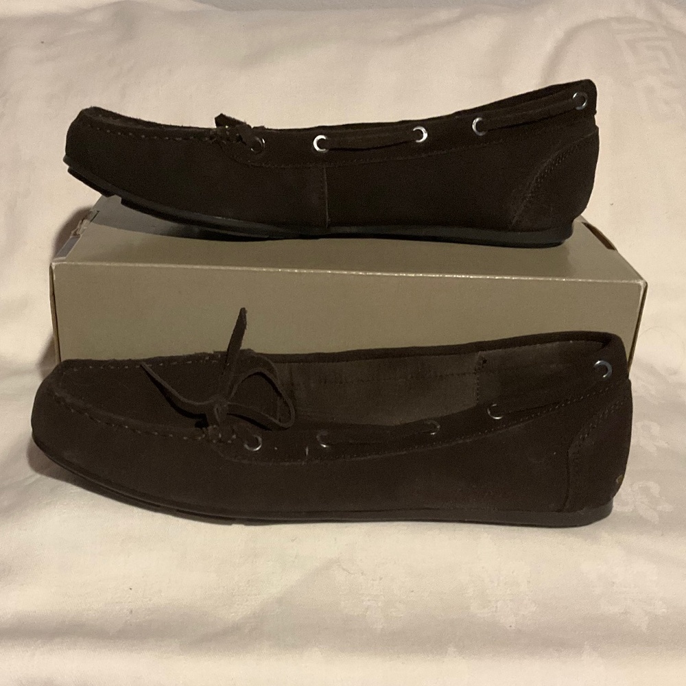 Women’s ST JOHN’S BAY SUEDE DRIVING MOCCASIN BROWN CAMMIE SIZE 10 NWT in box